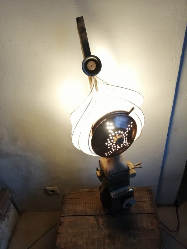 lampe touareg avec tête en cuivre et socle en ferraille